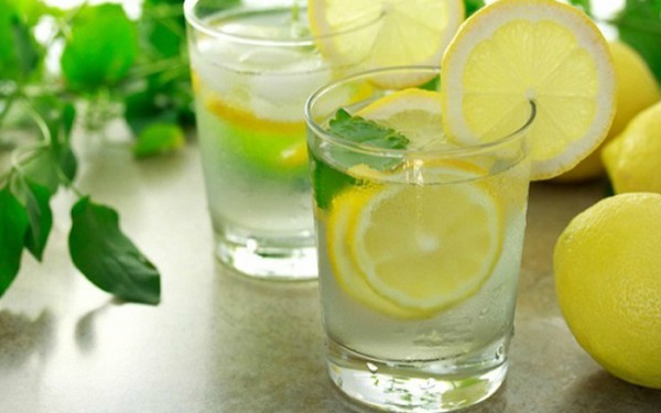 Thêm hai muỗng canh nước cốt chanh tươi vắt vào một ly nước táo. Uống 3-4 lần/ngày sẽ làm sạch các chất nhầy trong ruột.